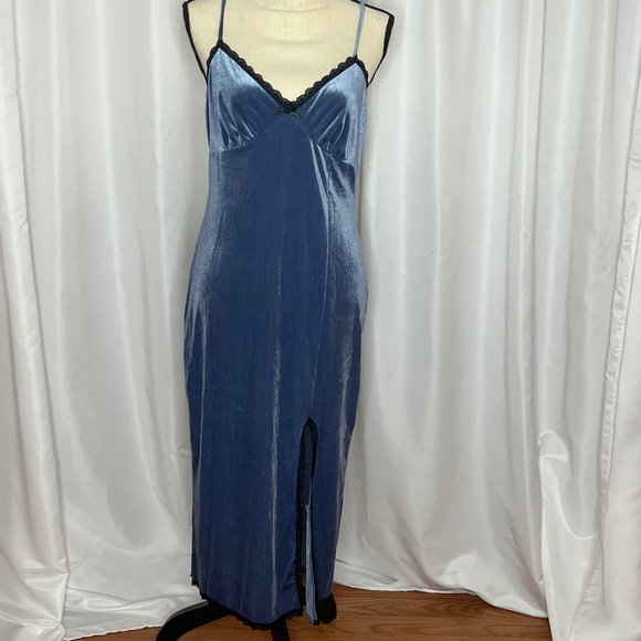 Forever 21 Dresses & Skirts - Forever 21 velvet lace trim Bodycon Dress